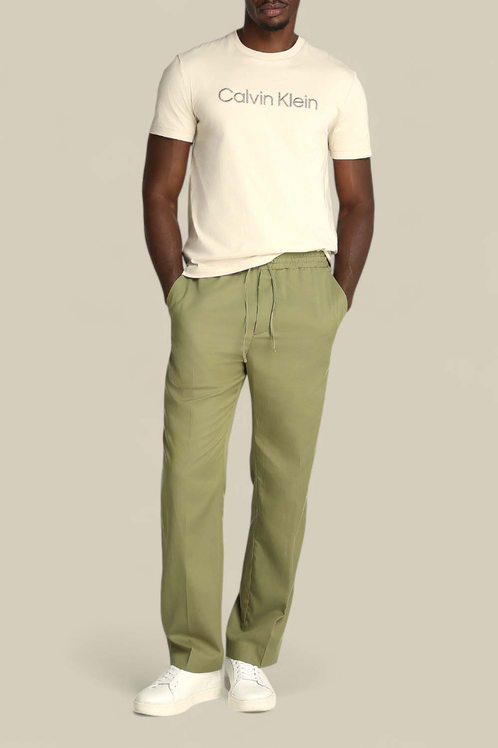 תמונת כל הלוק של מכנסי צ'ינו